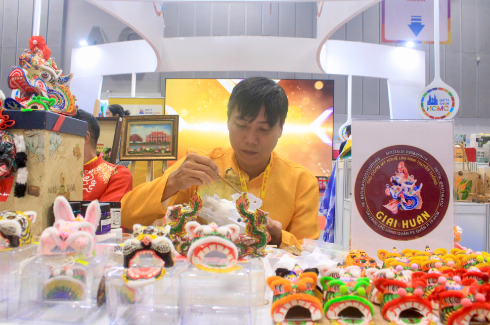 Artisans directly make products at the exhibition to introduce to customers.