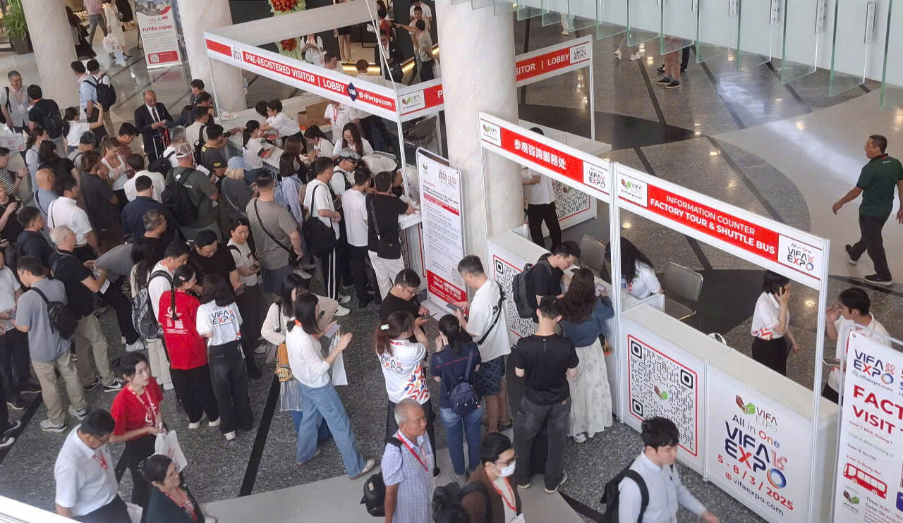 Đông đảo khách tham quan check in trước khai mạc Vifa Expo 2025