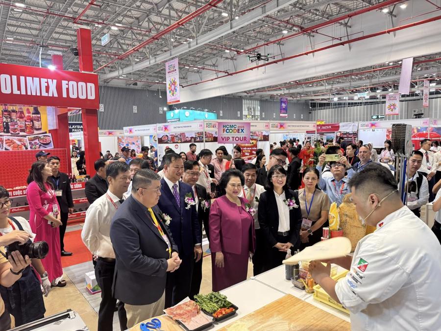 Các đại biểu cùng nhau tham quan, trải nghiệm thực tế sản phẩm trong ngày khai mạc
