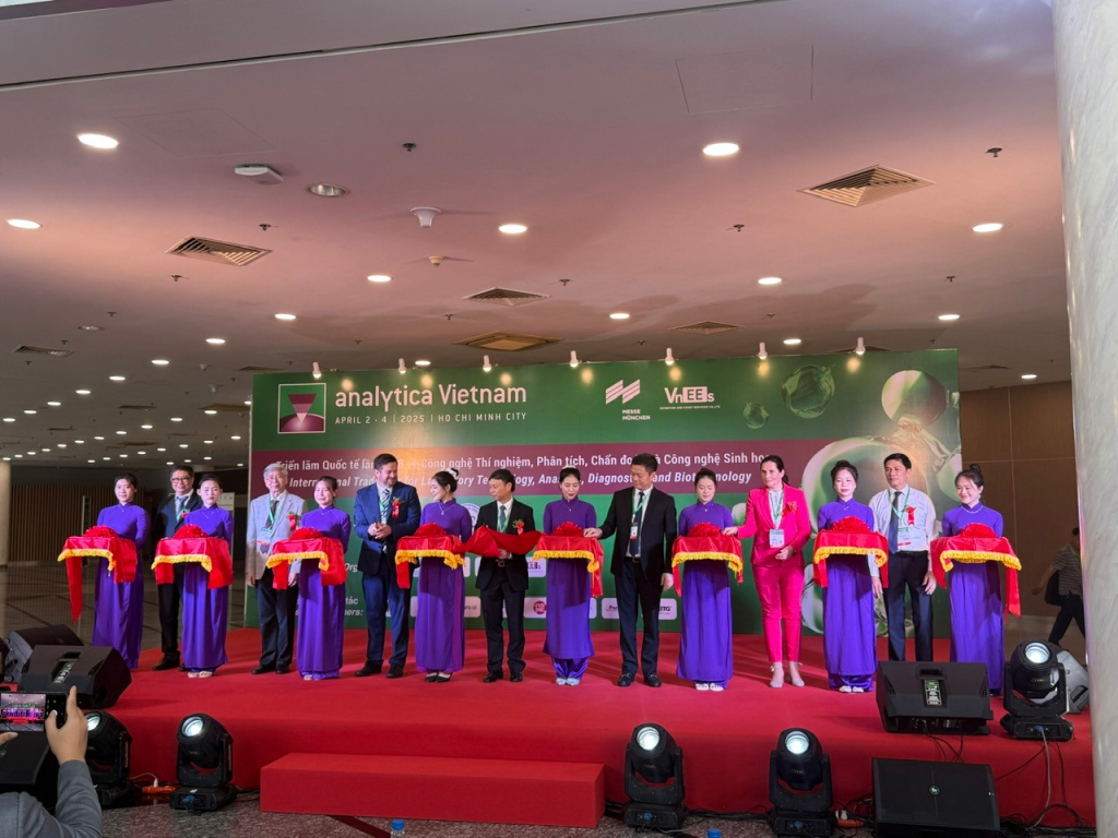 Nghi thức cắt băng khai mạc Analytica Vietnam 2025