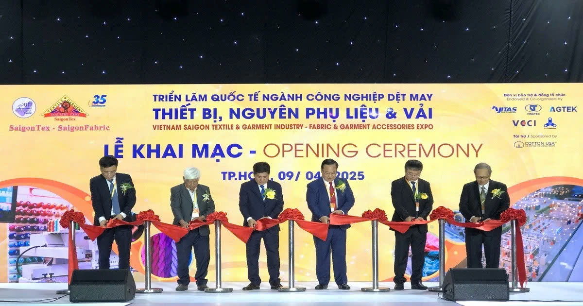 Nghi thức cắt băng khai mạc Saigontex 2025
