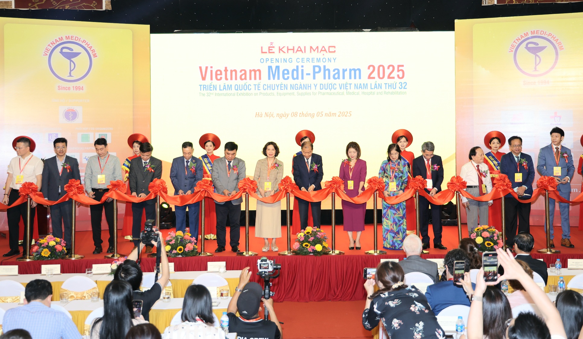 Các đại biểu cùng nhau cắt ruy băng khai mạc triển lãm Vietnam Medi-Pharm 2025