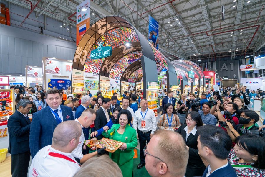 Không khí tại buổi khai mạc triển lãm