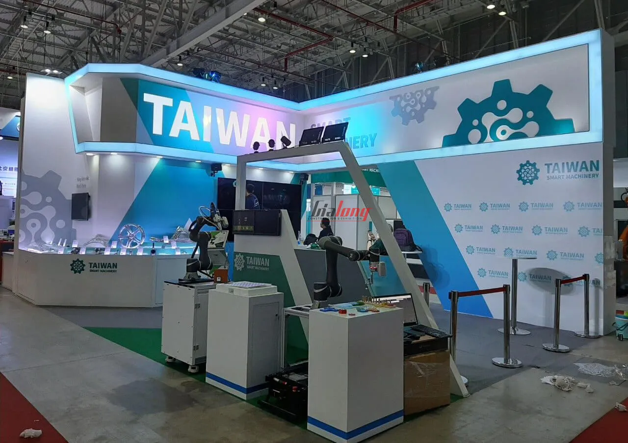 Gian hàng trưng bày thiết kế bắt mắt thu hút nhiều khách tham quan