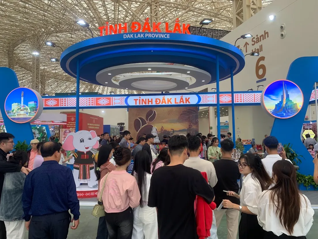 Gian hàng tỉnh Đắk Lắk do Gia Long thi công thu hút nhiều khách tham quan Gian hàng tỉnh Đắk Lắk do Gia Long thi công thu hút nhiều khách tham quan