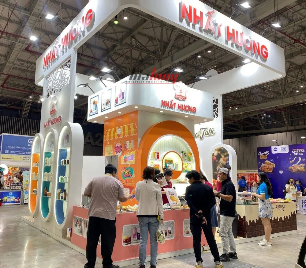 Gian hàng ẩm thực hoặc gian hàng chủ đề khuyến khích khách hàng thử sản phẩm