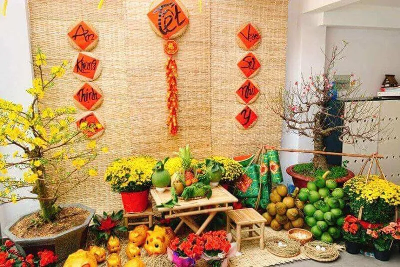 Tiểu cảnh trang trí gian hàng Tết với cây mai, mâm ngũ quả và vật phẩm may mắn thu hút khách tham quan Tiểu cảnh trang trí gian hàng Tết với cây mai, mâm ngũ quả và vật phẩm may mắn thu hút khách tham quan