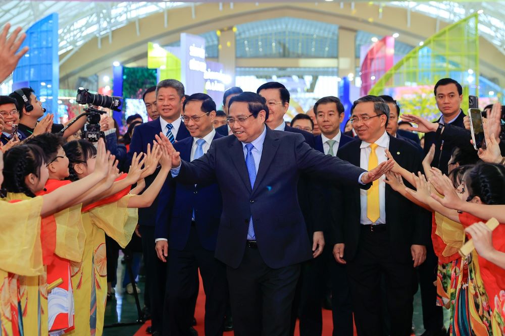 Nghi thức trang trọng và lễ nhất nút khởi động tại khai mạc Hội chợ Mùa Xuân Nghi thức trang trọng và lễ nhất nút khởi động tại khai mạc Hội chợ Mùa Xuân